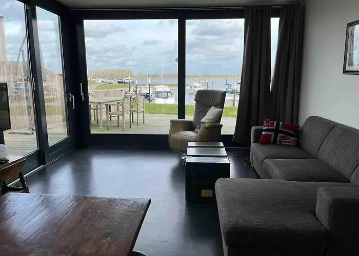 Luxury In A Quiet Park By Esmeer